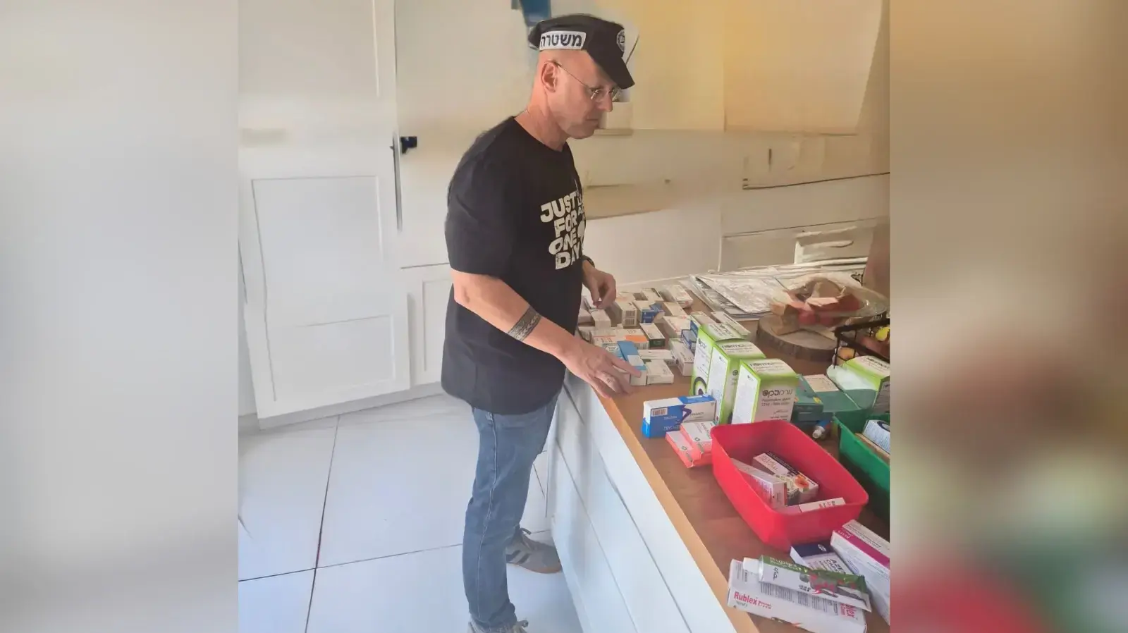 תרופות שנמצאו בבית החשודים, רוקחים ממחנה גלילות תרופות שנמצאו בבית החשודים, רוקחים ממחנה גלילות
