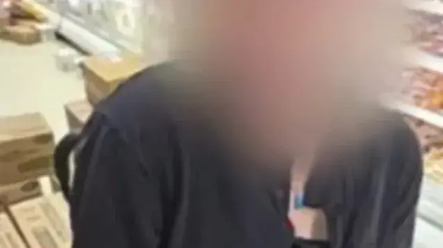 עובדת סופרמרקט שידרה תוכן מיני בזמן המשמרת עובדת סופרמרקט שידרה תוכן מיני בזמן המשמרת