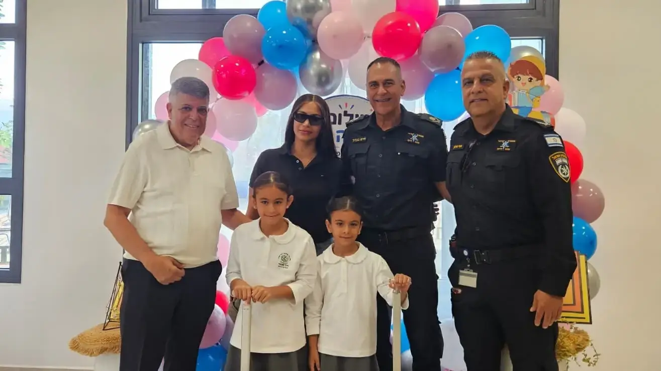 מפקד המחוז ניצב חיים בובליל ותנ"צ אפי שימן ליוו את את אופרי הרוש שעולה לכיתה א' וליה רחלי הרוש שעולה לכיתה ב' בבית ספר דרך אמונה. אביהם רס"ר אליהו מיכאל הרוש ז"ל מתחנת שדרות נפל בשבעה באוקטובר בקרב בתחנת שדרות. מפקד המחוז ניצב חיים בובליל ותנ"צ אפי שימן ליוו את את אופרי הרוש שעולה לכיתה א' וליה רחלי הרוש שעולה לכיתה ב' בבית ספר דרך אמונה. אביהם רס"ר אליהו מיכאל הרוש ז"ל מתחנת שדרות נפל בשבעה באוקטובר בקרב בתחנת שדרות.