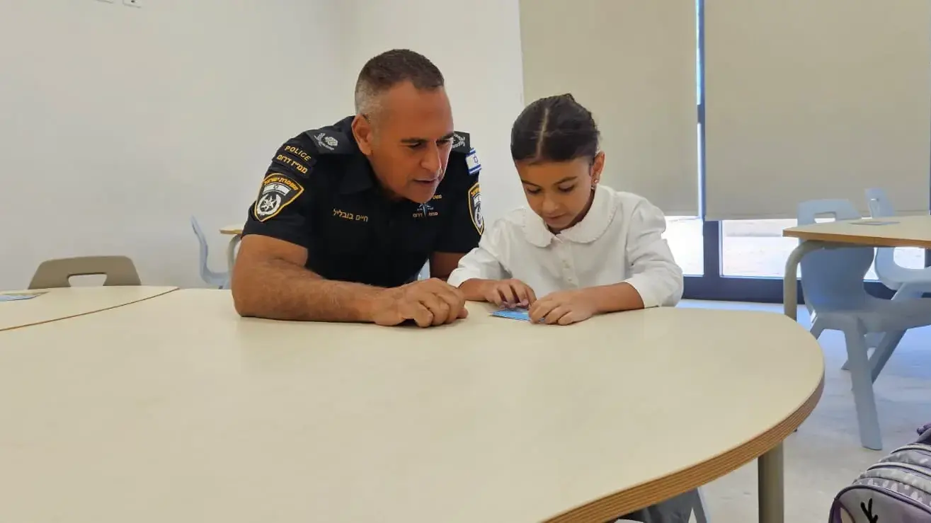 מפקד המחוז ניצב חיים בובליל ליווה את בנו של רנ"ג איתמר אלוס ז"ל (שהיום חל יום הולדתו), שנלחם בגבורה ב-7 באוקטובר בבית ספר מורשת ישורון באופקים מפקד המחוז ניצב חיים בובליל ליווה את בנו של רנ"ג איתמר אלוס ז"ל (שהיום חל יום הולדתו), שנלחם בגבורה ב-7 באוקטובר בבית ספר מורשת ישורון באופקים