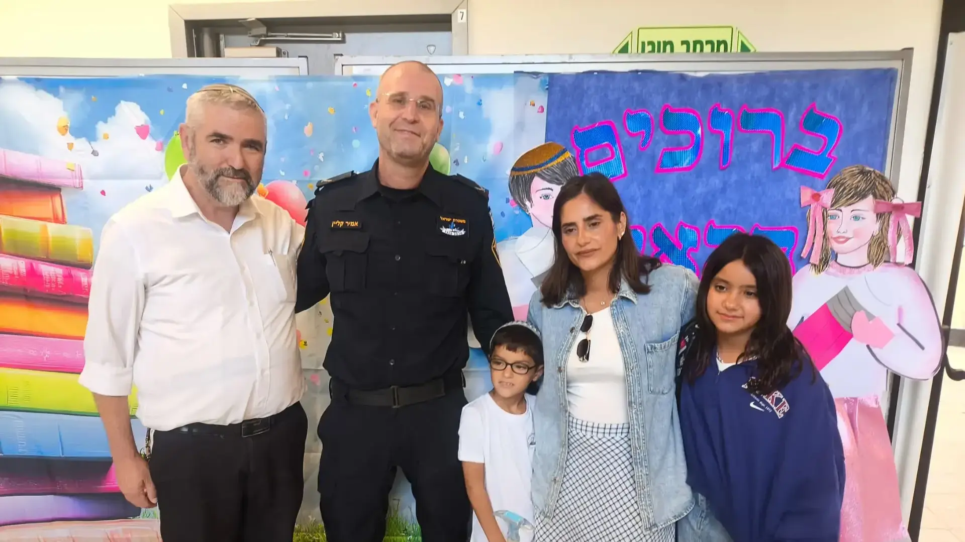 ממ"ר לכיש נצ"מ אליהו שמול ליווה את הילה שעולה לכיתה א' בבית ספר קול אליהו בכרמי גת. הילה ביתו של רס"ר אדיר זוארס ז"ל שנהרג בתאונת דרכים במהלך שירותו. ממ"ר לכיש נצ"מ אליהו שמול ליווה את הילה שעולה לכיתה א' בבית ספר קול אליהו בכרמי גת. הילה ביתו של רס"ר אדיר זוארס ז"ל שנהרג בתאונת דרכים במהלך שירותו.