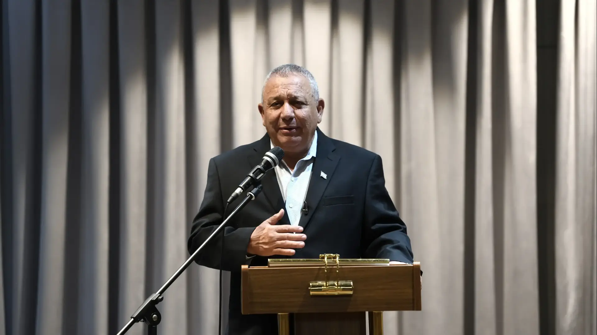 גדי איזנקוט, מנהיג מפלגת "ישר" ולשעבר הרמטכ"ל, נואם במהלך עצרת בחירות בנורדיה גדי איזנקוט, מנהיג מפלגת "ישר" ולשעבר הרמטכ"ל, נואם במהלך עצרת בחירות בנורדיה