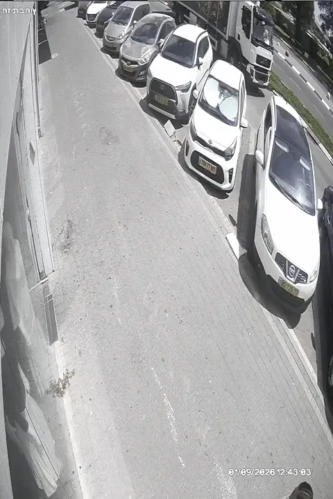 תיעוד מקריית גת: משאית פגעה בכלי רכב ודחפה אותם לעבר חנות
