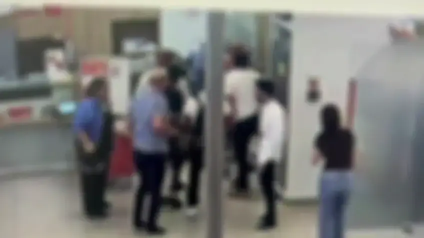 רגעי האימה בבנק מזרחי: הלקוח נכנס לסניף ודקר את העובדת בפניה לעיני הנוכחים