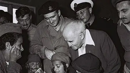 ביקור ראש הממשלה דוד בן גוריון בבית הספר במעברת פרדיה