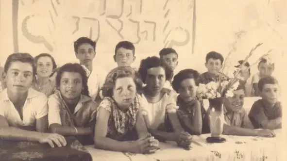 תלמידי הכיתה של המורה מאיר יפין בבית ספר נוה כיבוש פ"ת, 1948 תלמידי הכיתה של המורה מאיר יפין בבית ספר נוה כיבוש פ"ת, 1948