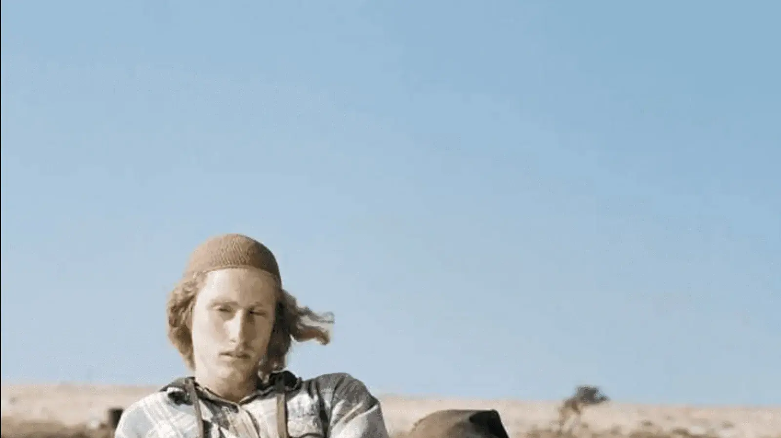 צעיר בעל שיער אדמוני ,כיפה וחולצת פלנל משובצת צעיר בעל שיער אדמוני ,כיפה וחולצת פלנל משובצת