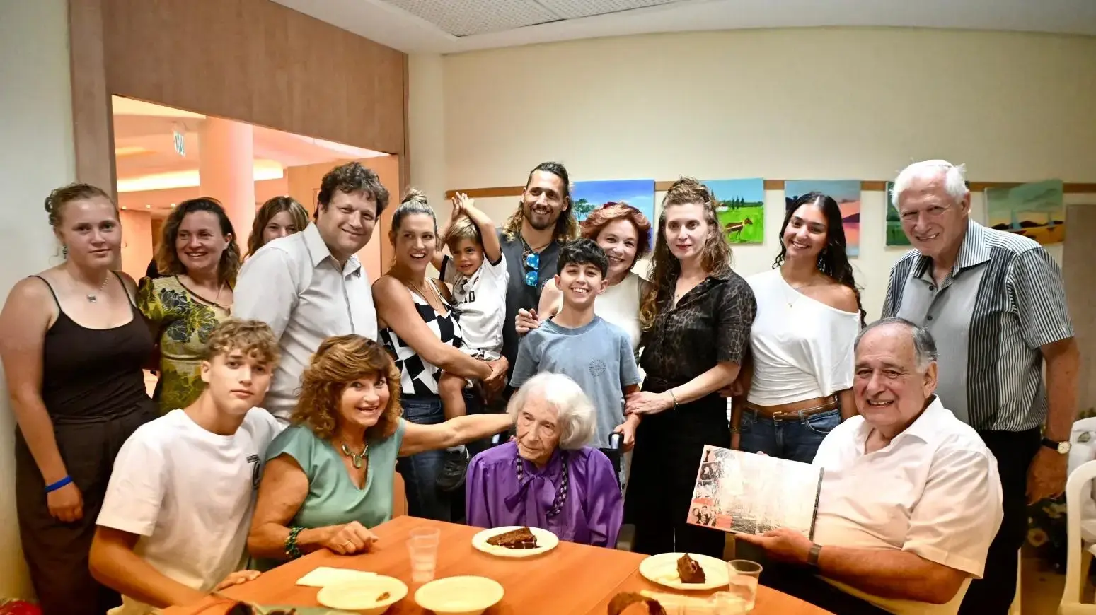 ראש עיריית חיפה, יונה יהב, בחגיגות יום הולדת 105 של תושבת העיר אסתר נוירט. ראש עיריית חיפה, יונה יהב, בחגיגות יום הולדת 105 של תושבת העיר אסתר נוירט.