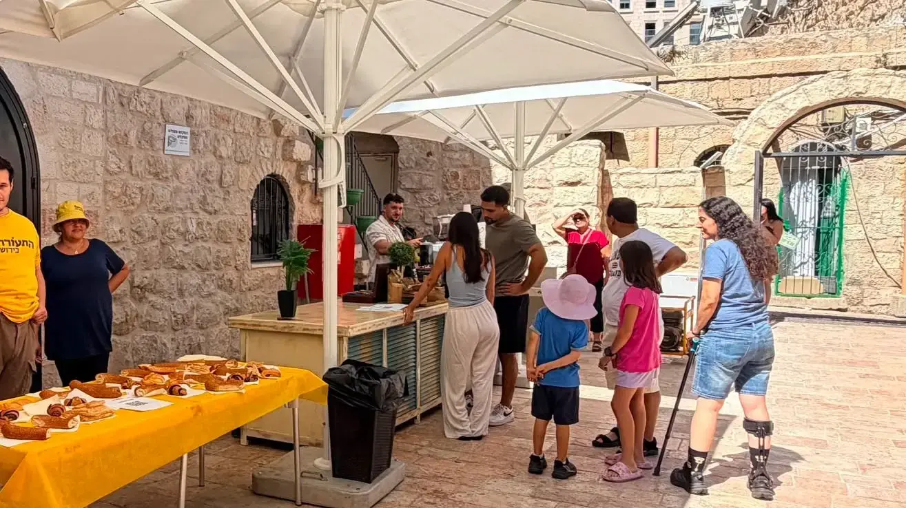 עשרות ירושלמים הגיעו בשבת לעגלת הקפה של תנועת התעוררות במתחם קפה הסמטה. 5 בספטמבר 2026 עשרות ירושלמים הגיעו בשבת לעגלת הקפה של תנועת התעוררות במתחם קפה הסמטה. 5 בספטמבר 2026