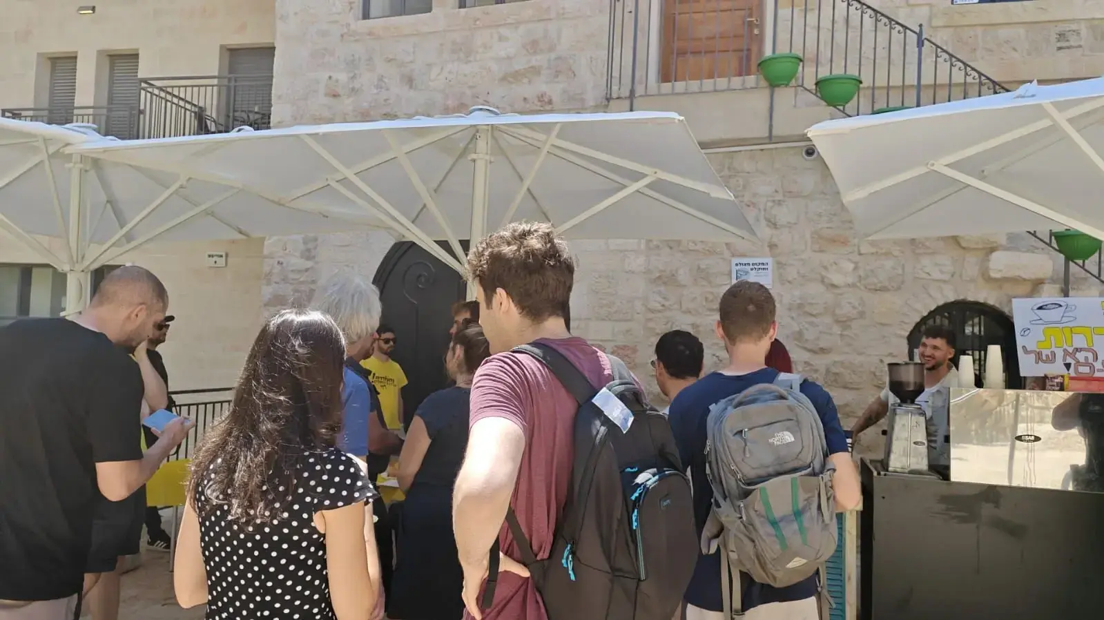 עשרות ירושלמים הגיעו בשבת לעגלת הקפה של תנועת התעוררות במתחם קפה הסמטה. 5 בספטמבר 2026 עשרות ירושלמים הגיעו בשבת לעגלת הקפה של תנועת התעוררות במתחם קפה הסמטה. 5 בספטמבר 2026