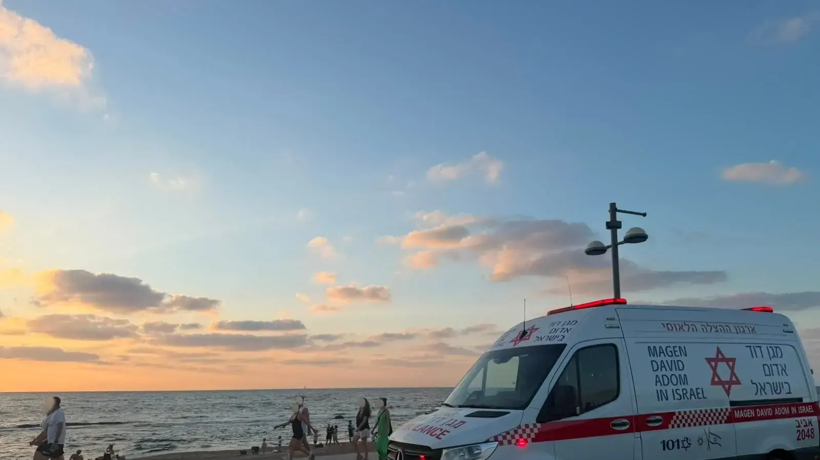 ניידת טיפול נמרץ מד"א באזור הטביעה בחוף תל ברוך בתל אביב ניידת טיפול נמרץ מד"א באזור הטביעה בחוף תל ברוך בתל אביב