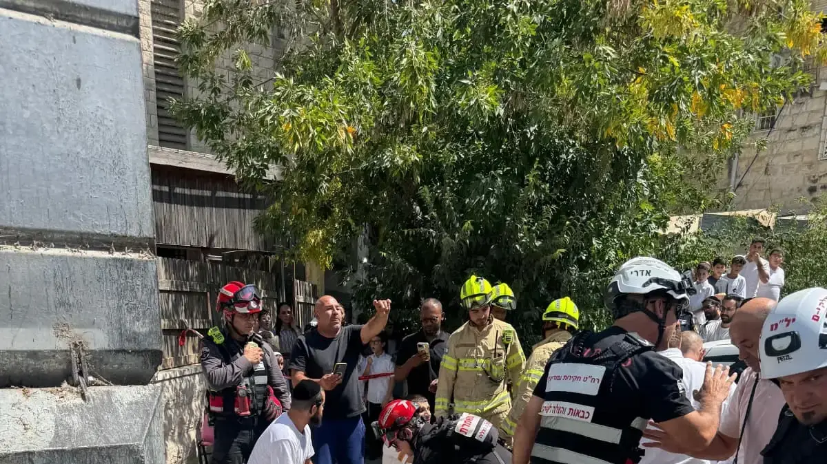 לוחמי האש חילצו אדם שנלכד בפח מוטמן בשכונת גילה בירושלים, 5 בספטמבר 2026 לוחמי האש חילצו אדם שנלכד בפח מוטמן בשכונת גילה בירושלים, 5 בספטמבר 2026