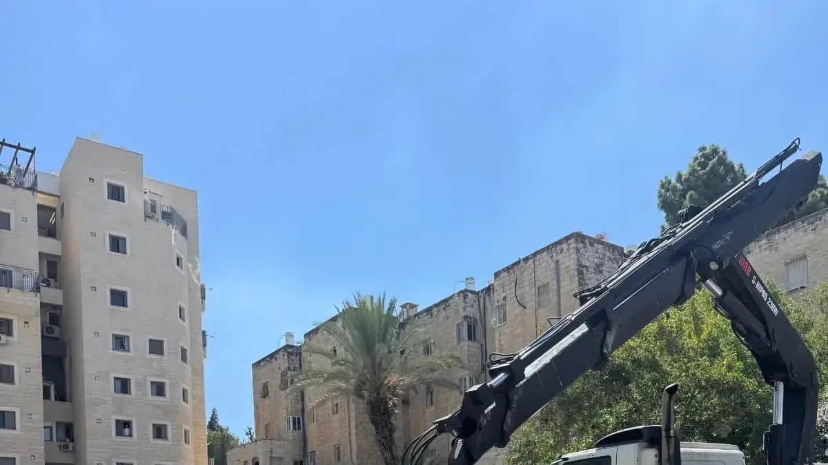 לוחמי האש חילצו אדם שנלכד בפח מוטמן בשכונת גילה בירושלים, 5 בספטמבר 2026 לוחמי האש חילצו אדם שנלכד בפח מוטמן בשכונת גילה בירושלים, 5 בספטמבר 2026