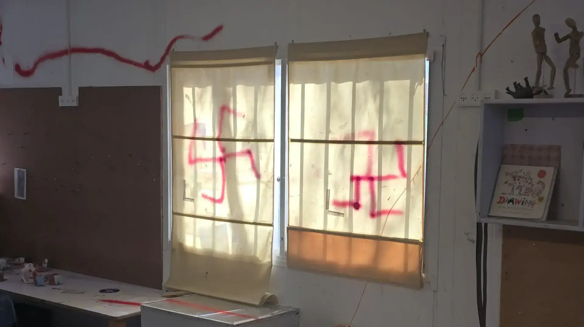 ונדליזם גרפיטי צלב קרס בבית ספר "שבילים", פרדס חנה, 6 בספטמבר 2026