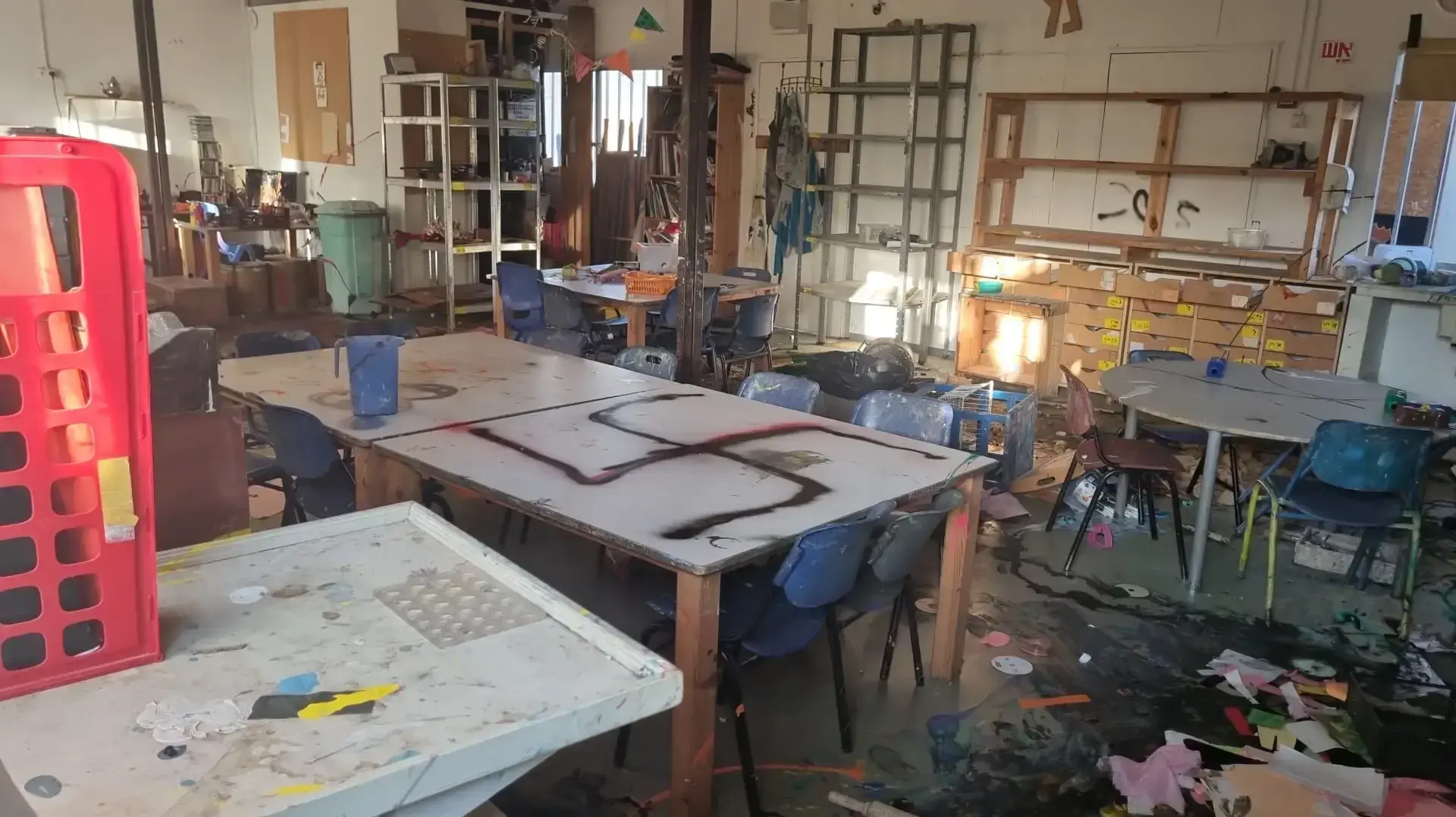 ונדליזם גרפיטי צלב קרס בבית ספר "שבילים", פרדס חנה, 6 בספטמבר 2026 ונדליזם גרפיטי צלב קרס בבית ספר "שבילים", פרדס חנה, 6 בספטמבר 2026