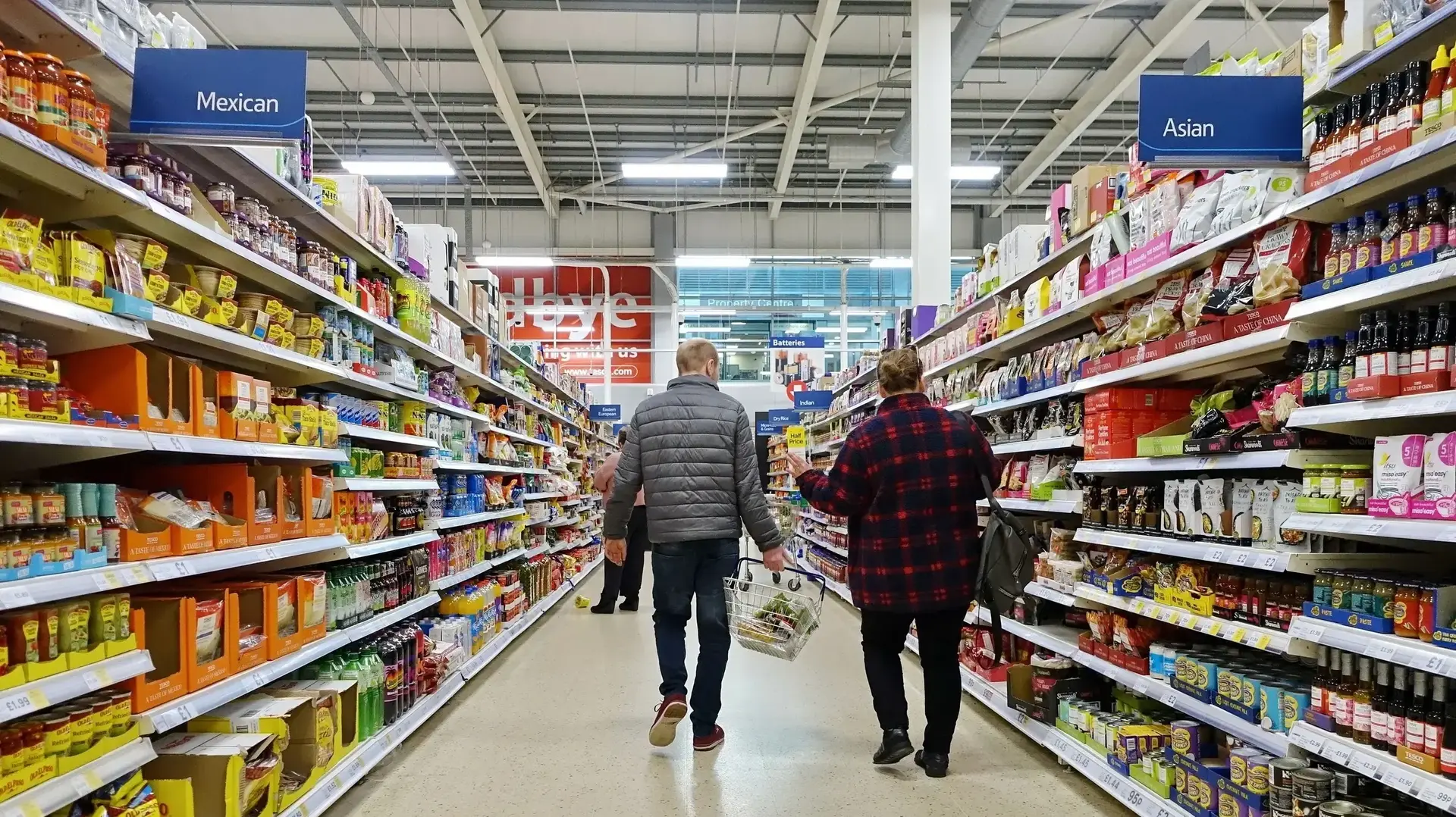 לקוחות בסניף של רשת הסופרמרקטים Tesco הבריטית לקוחות בסניף של רשת הסופרמרקטים Tesco הבריטית