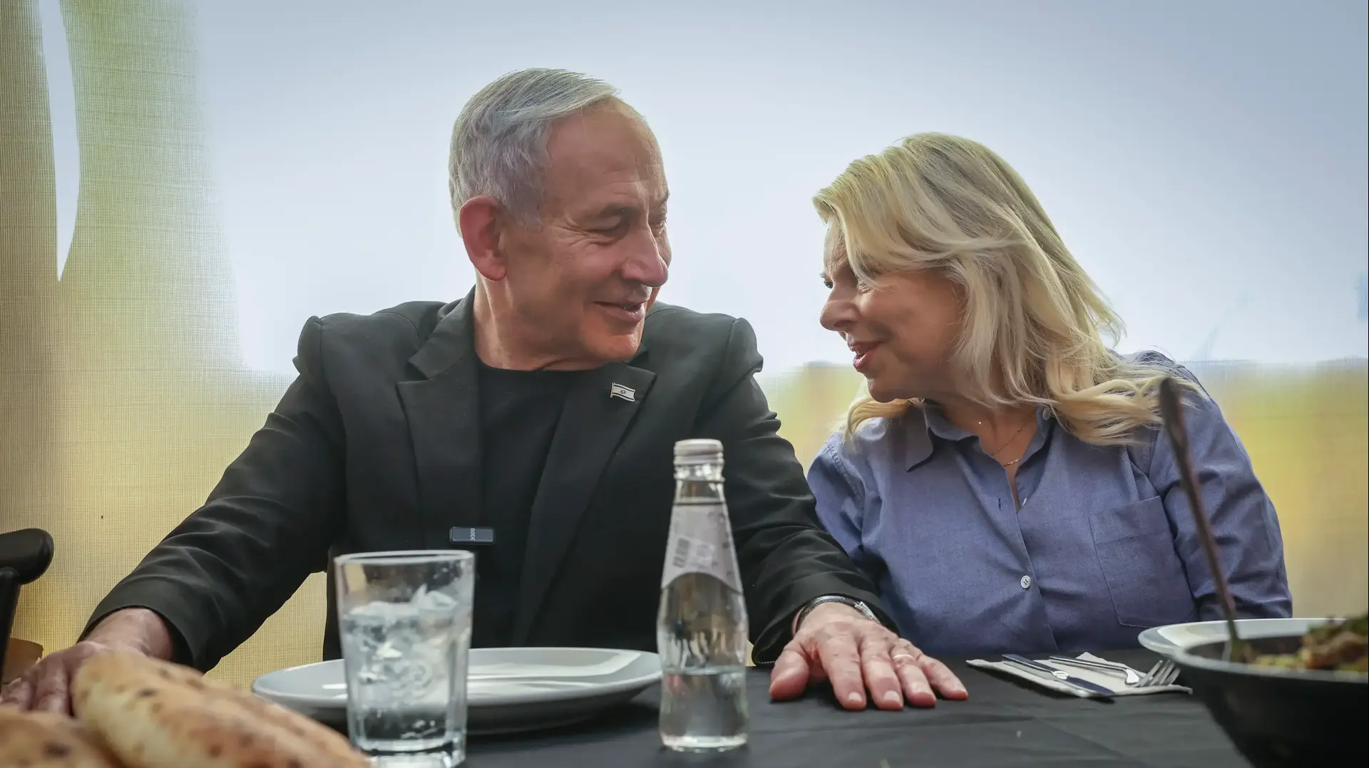 בנימין נתניהו עם רעייתו שרה נתניהו,אוכלים במסעדה, צפת, 9 בספטמבר 2026 בנימין נתניהו עם רעייתו שרה נתניהו,אוכלים במסעדה, צפת, 9 בספטמבר 2026