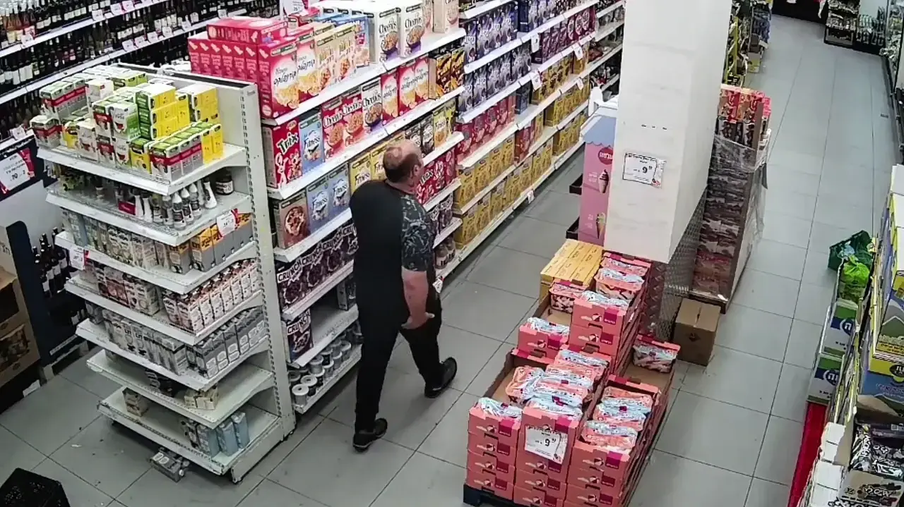 החשוד בהחדרת חומרי הרדמה למחיות פירות לתינוקות