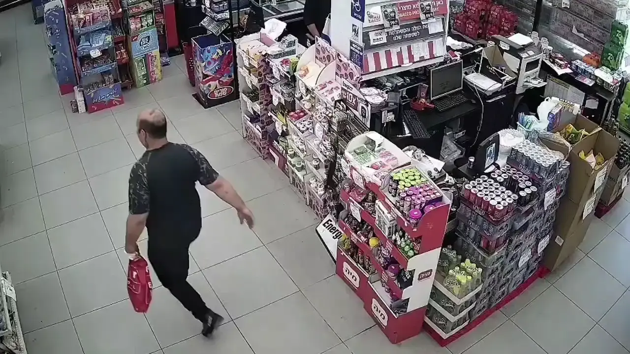 החשוד בהחדרת חומרי הרדמה למחיות פירות לתינוקות החשוד בהחדרת חומרי הרדמה למחיות פירות לתינוקות