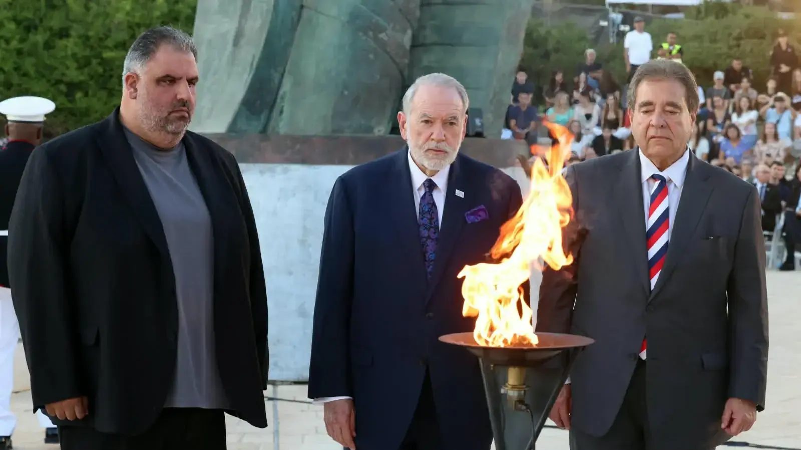 אייל אוסטרינסקי יו"ר קק"ל, מייק האקבי שגריר ארה"ב בישראל וראסל רובינסון ג'ואיש נשיונל פאנד ארה"ב מדליקים ביחד אבוקה אייל אוסטרינסקי יו"ר קק"ל, מייק האקבי שגריר ארה"ב בישראל וראסל רובינסון ג'ואיש נשיונל פאנד ארה"ב מדליקים ביחד אבוקה