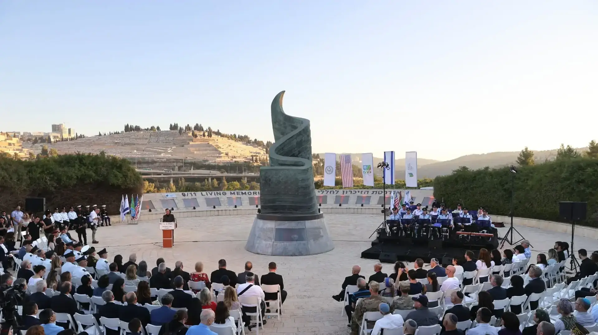 הטקס באנדרטת התאומים בעמק הארזים בירושלים