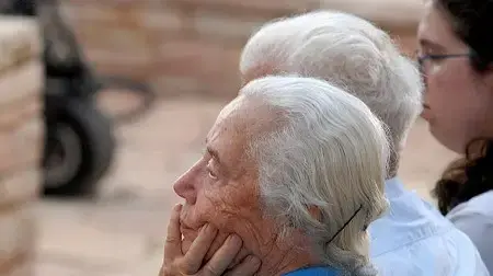 רחל לבין בטקס זיכרון לאחיה יצחק, בהר הרצל, 2007 רחל לבין בטקס זיכרון לאחיה יצחק, בהר הרצל, 2007