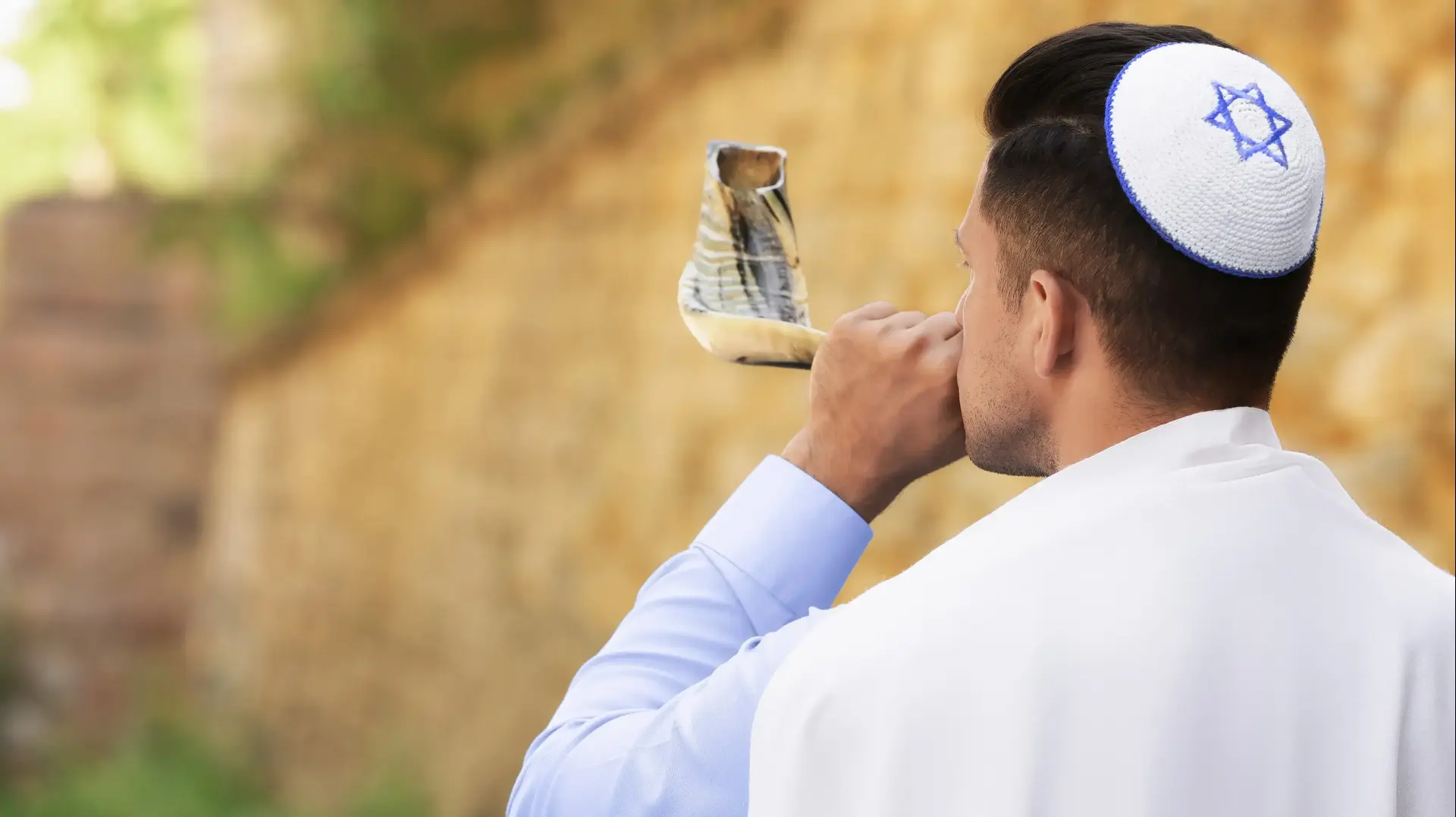 גבר תוקע בשופר גבר תוקע בשופר