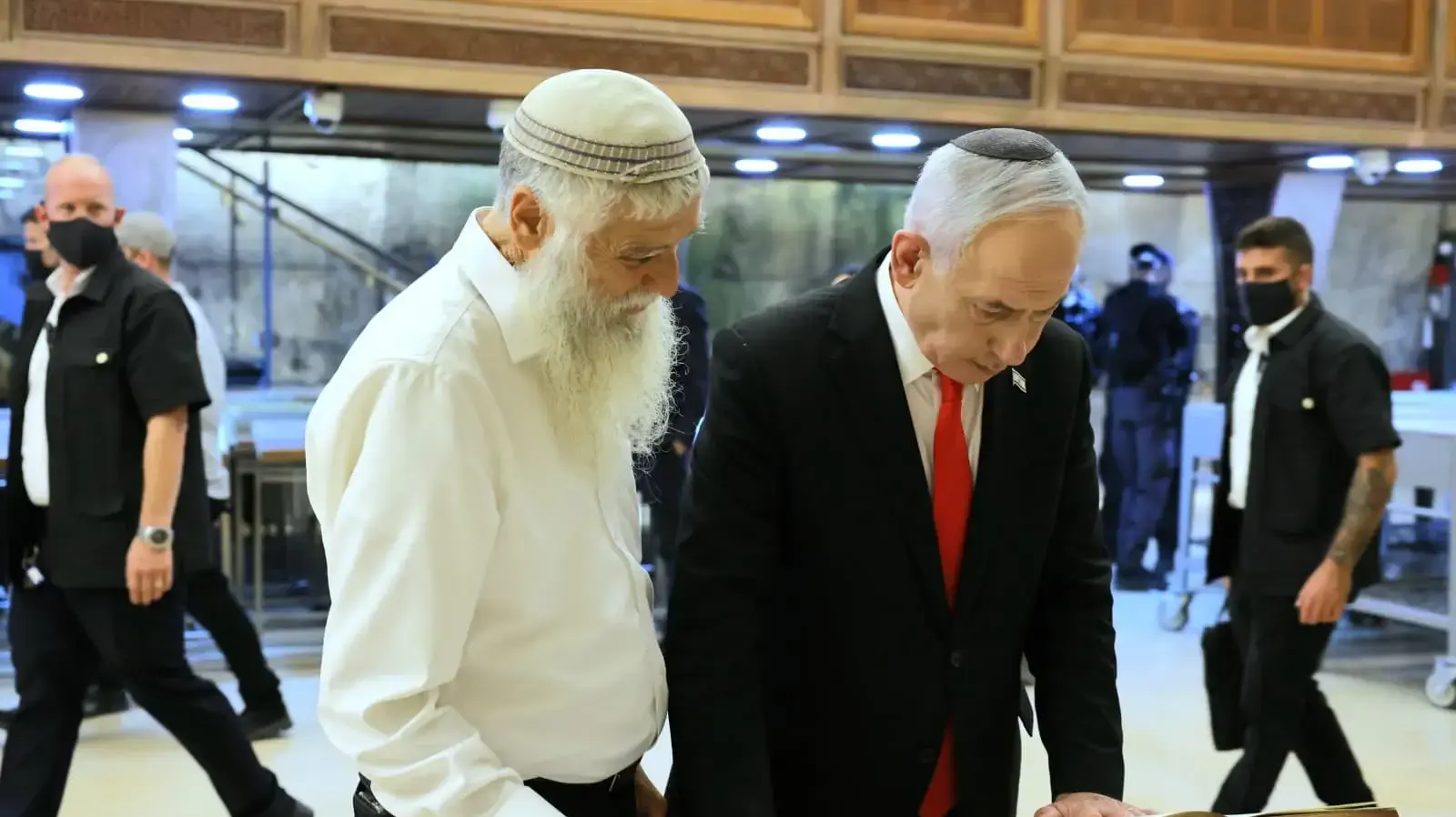 ראש הממשלה, בנימין נתניהו, בתפילה בכותל המערבי יחד עם מנכ"ל הקרן למורשת הכותל המערבי, מר מרדכי (סולי) אליאב. ראש השנה, 10 בספטמבר 2026 ראש הממשלה, בנימין נתניהו, בתפילה בכותל המערבי יחד עם מנכ"ל הקרן למורשת הכותל המערבי, מר מרדכי (סולי) אליאב. ראש השנה, 10 בספטמבר 2026