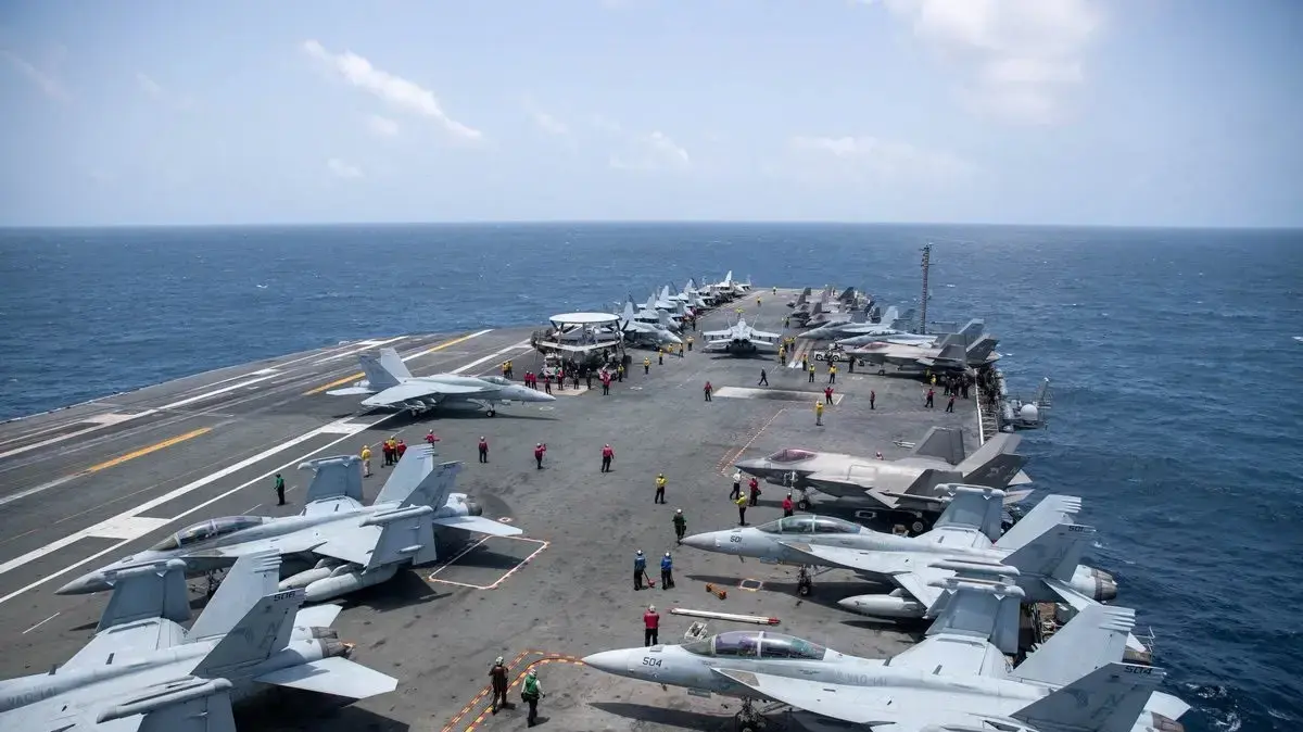 מלחים של צי ארה"ב על סיפון נושאת המטוסים USS George Washington, בים הערבי מלחים של צי ארה"ב על סיפון נושאת המטוסים USS George Washington, בים הערבי