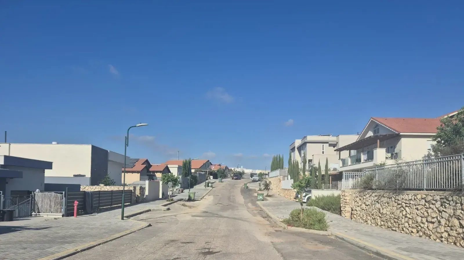 גרנות הגליל- הרחבה שמאוכלסת אבל עם מדרכות שלא הושלמו בלי שכבת אספלט סופית בלי תיקון ליקויים בקירות תמך ופירים בלי תחנת נוסעים לילדים