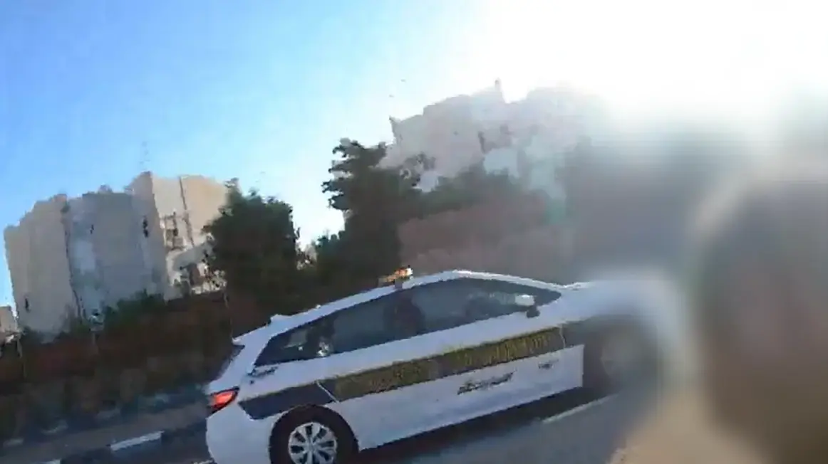 תיעוד | נהג ללא רישיון, נמלט מהשוטרים ואיים: "אני אשרוף לך את הילדים" תיעוד | נהג ללא רישיון, נמלט מהשוטרים ואיים: "אני אשרוף לך את הילדים"