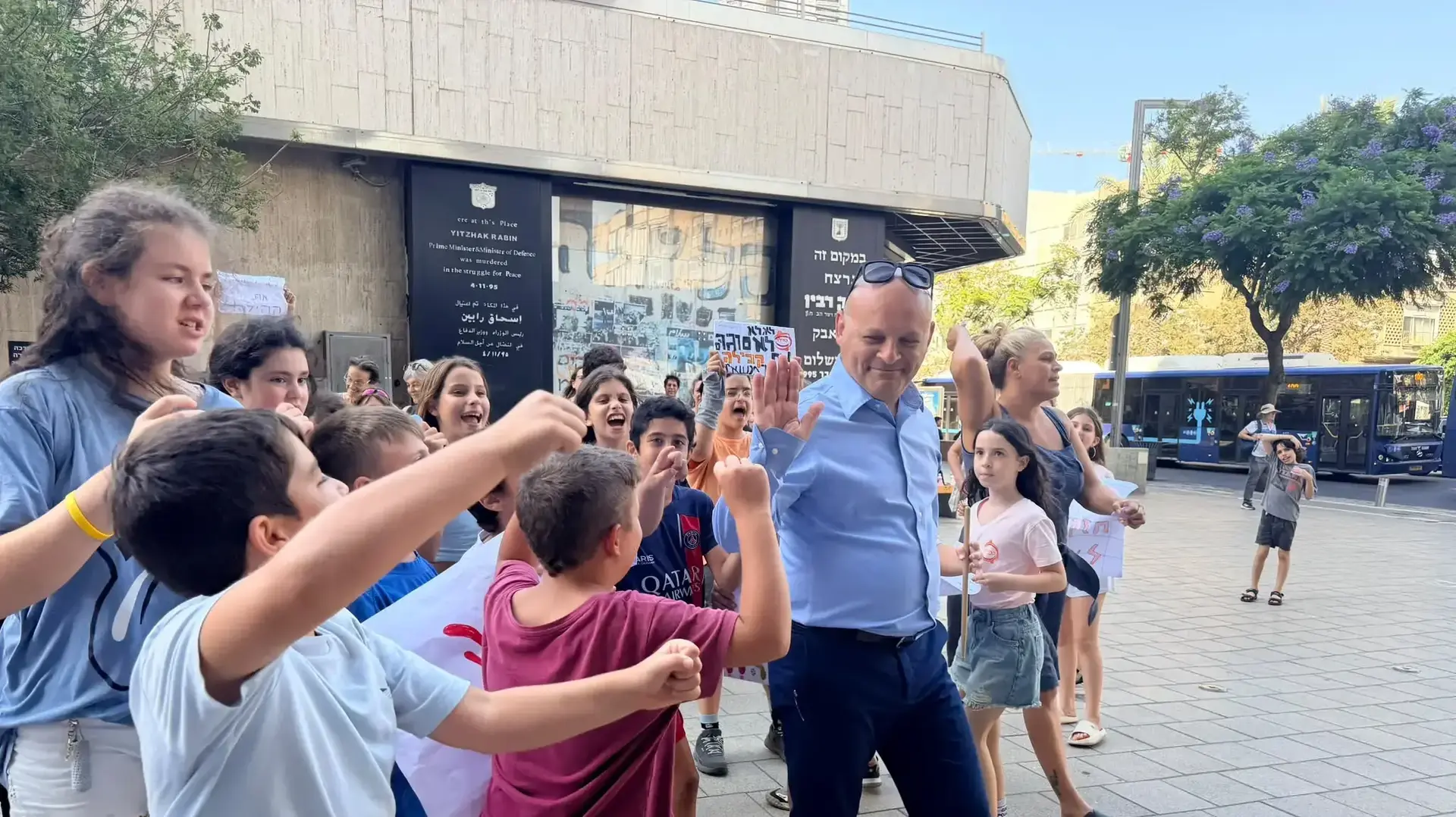 ילדי כיתות בית הספר בתל אביב מפגינים נגד סגירתו, 16 בספטמבר 2026