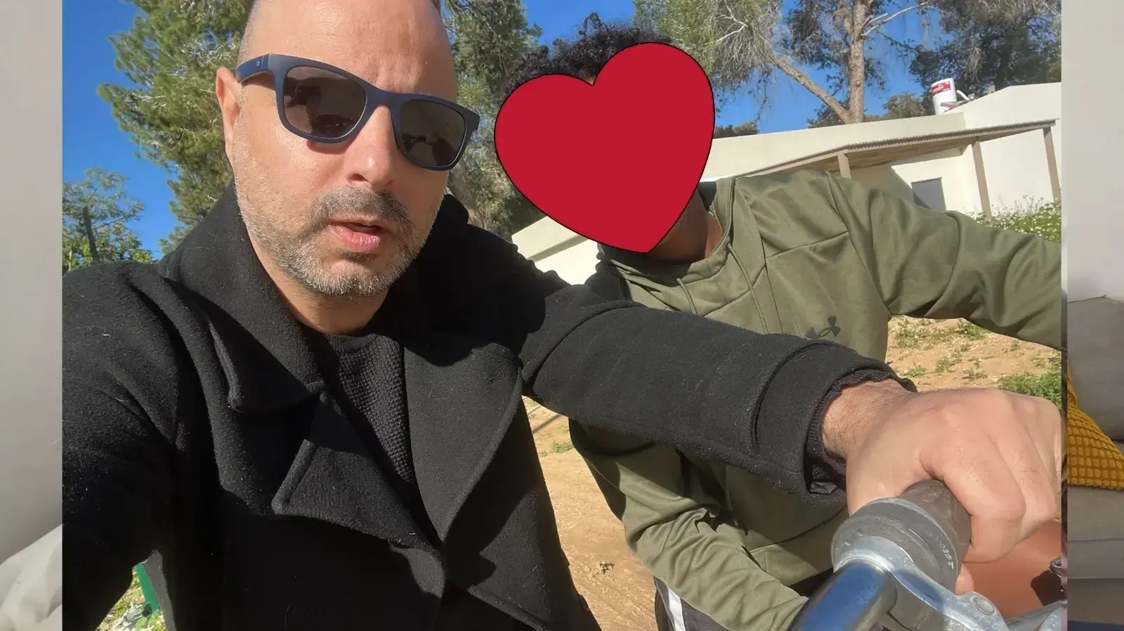 אבי ווקנין בטיול אופניים עם חניך בשבילי הקיבוץ באשכול אבי ווקנין בטיול אופניים עם חניך בשבילי הקיבוץ באשכול