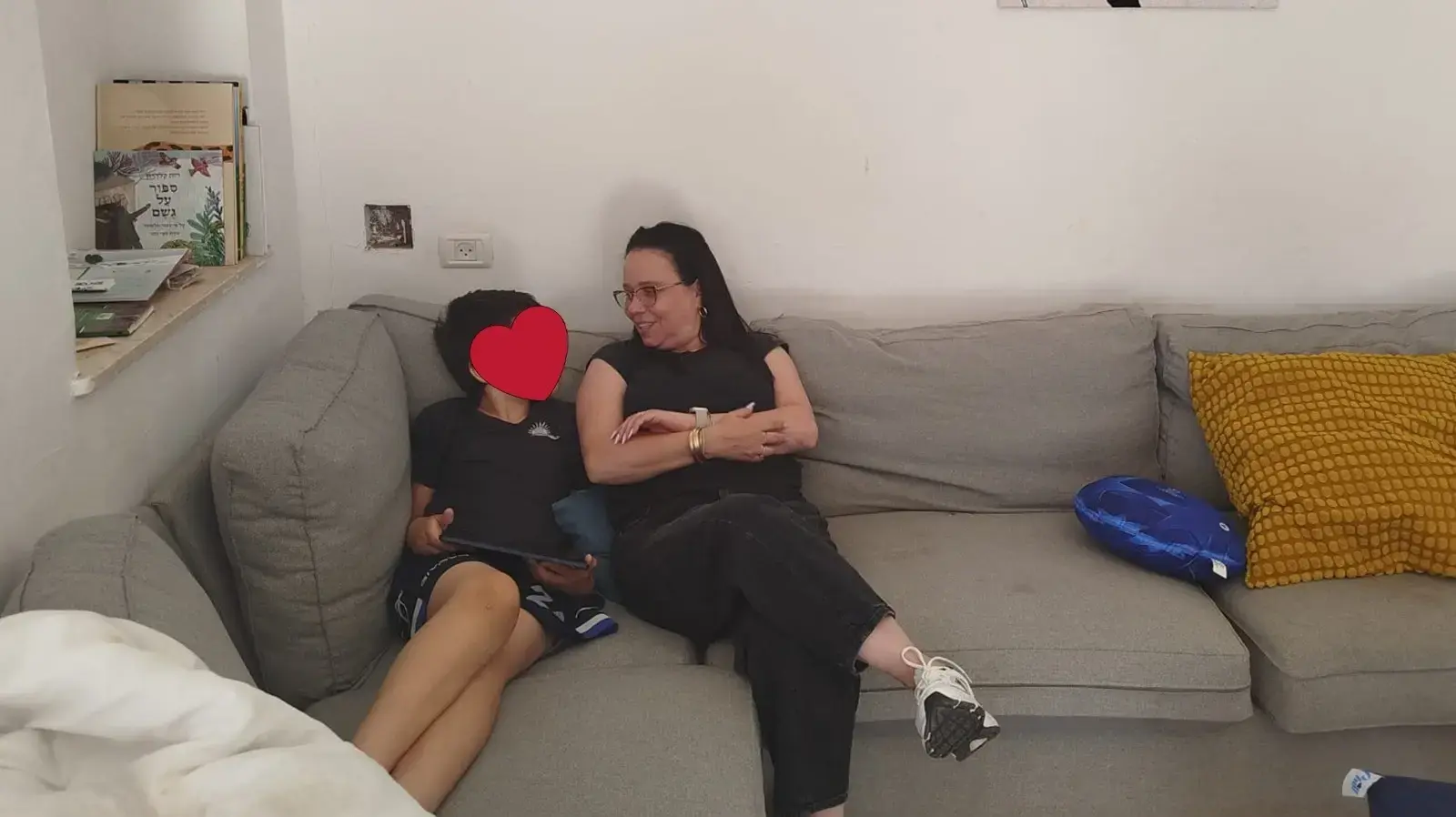זינה אלכסנדר בשיחה אישית ניחוחה עם אחד החניכים בסלון ביתו זינה אלכסנדר בשיחה אישית ניחוחה עם אחד החניכים בסלון ביתו