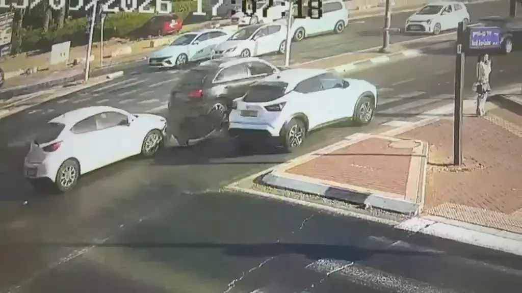 פגע ברכב משטרתי, נמלט תוך סיכון משתמשי הדרך וניסה להשמיד ראיות פגע ברכב משטרתי, נמלט תוך סיכון משתמשי הדרך וניסה להשמיד ראיות