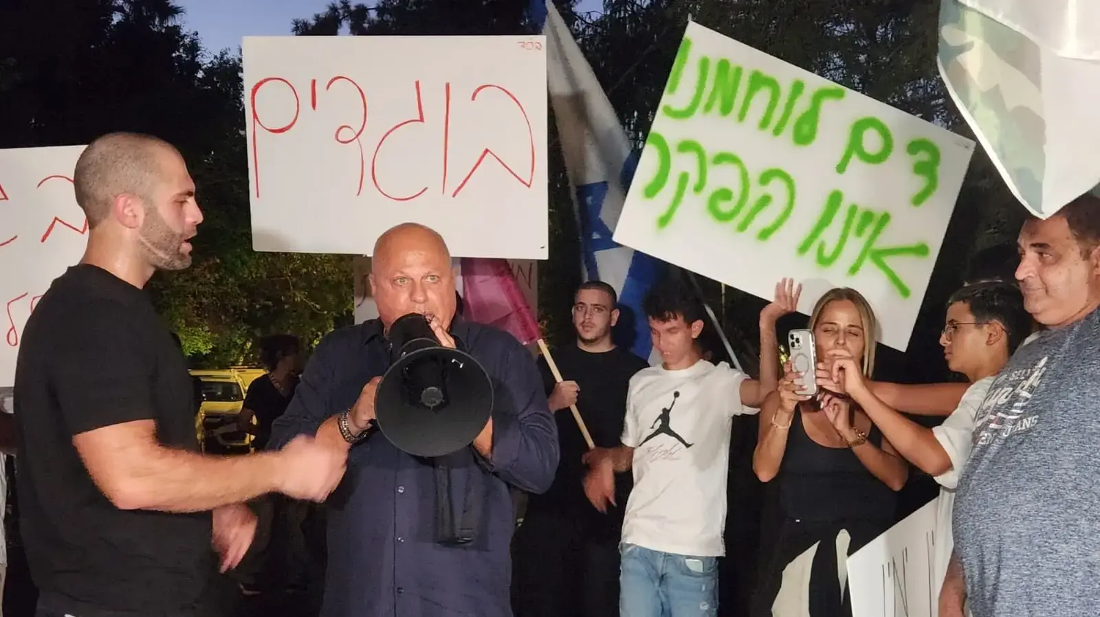 מפגינים מול בית הוריה של הבמאית רחל שור יוצרת הסרט נז"א, סביון, 16 בספטמבר 2026 מפגינים מול בית הוריה של הבמאית רחל שור יוצרת הסרט נז"א, סביון, 16 בספטמבר 2026