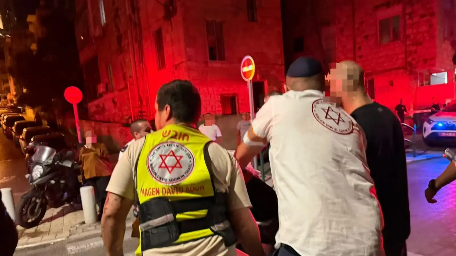 חשד לדקירה בחיפה: שוטר ואביו נעצרו בעקבות סכסוך שכנים חשד לדקירה בחיפה: שוטר ואביו נעצרו בעקבות סכסוך שכנים