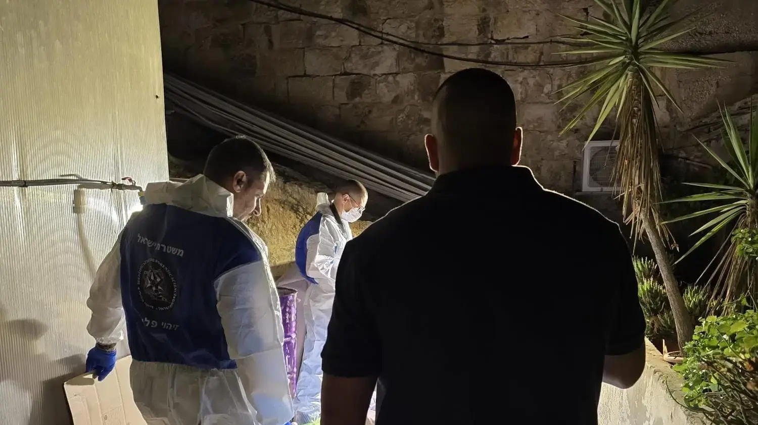 במסגרת פעולות החקירה המאומצות שנערכו מרגע המעצר, איתרו לפני זמן קצר השוטרים זירה במזרח ירושלים במסגרת פעולות החקירה המאומצות שנערכו מרגע המעצר, איתרו לפני זמן קצר השוטרים זירה במזרח ירושלים