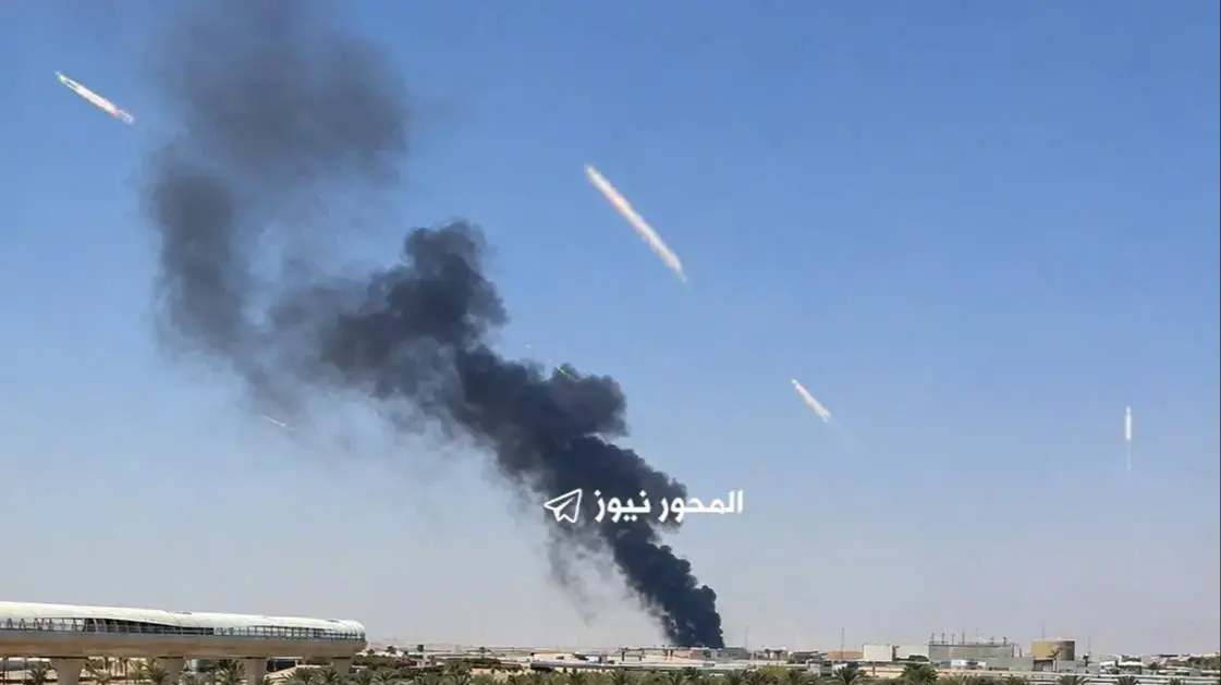 עשן מיתמר בנמל התעופה בריאד עשן מיתמר בנמל התעופה בריאד