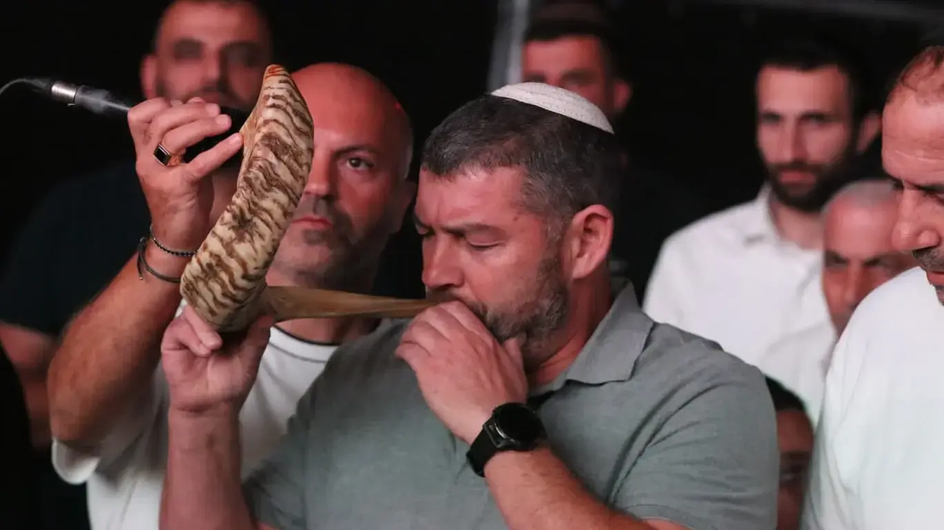 עופר וינטר תוקע בשופר בכנס הסליחות המרכזי בחדרה עופר וינטר תוקע בשופר בכנס הסליחות המרכזי בחדרה