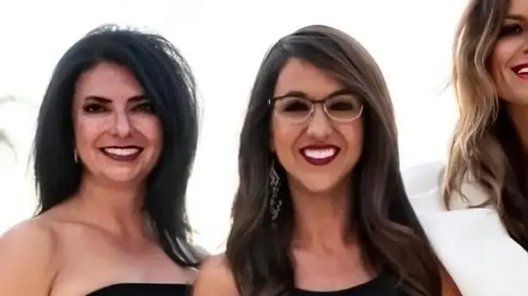 חברת הקונגרס לורן בוברט ומנהלת המחוז לשעבר קלריס נבארו רצלאף חברת הקונגרס לורן בוברט ומנהלת המחוז לשעבר קלריס נבארו רצלאף