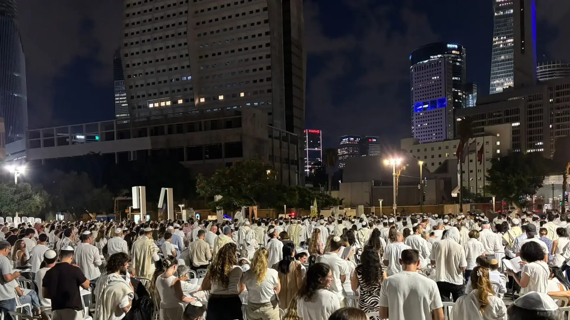 תפילת יום הכיפורים בכיכר החטופים - כשלוש שנים לאחר 7 באוקטובר תפילת יום הכיפורים בכיכר החטופים - כשלוש שנים לאחר 7 באוקטובר