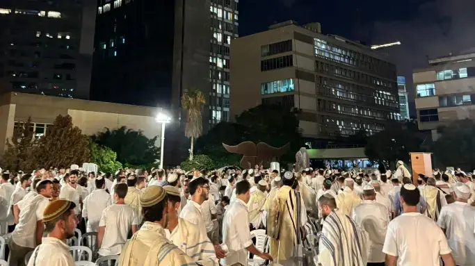 תפילת יום הכיפורים בכיכר החטופים - כשלוש שנים לאחר 7 באוקטובר