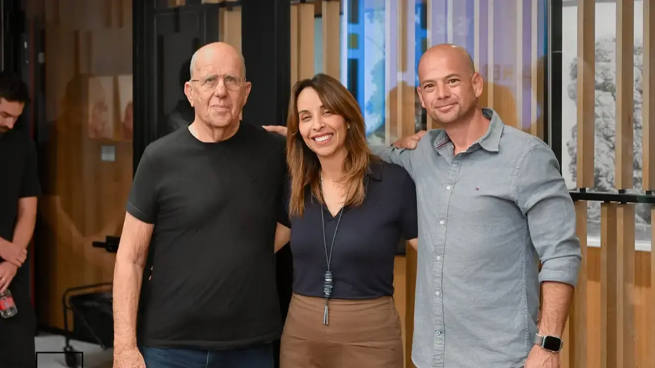 מימין לשמאל: ירון זולצבכר, מייסד ומנכ"ל היי ליפט, שרית שגב מנהלת סקטור תעשייה, מסחר ומלונאות בחטיבה העסקית בבנק הפועלים וברוך פרנס מייסד סקייליין עגורנים
מימין לשמאל: ירון זולצבכר, מייסד ומנכ"ל היי ליפט, שרית שגב מנהלת סקטור תעשייה, מסחר ומלונאות בחטיבה העסקית בבנק הפועלים וברוך פרנס מייסד סקייליין עגורנים