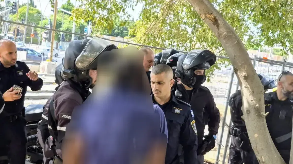 חשוד נעצר חשוד נעצר