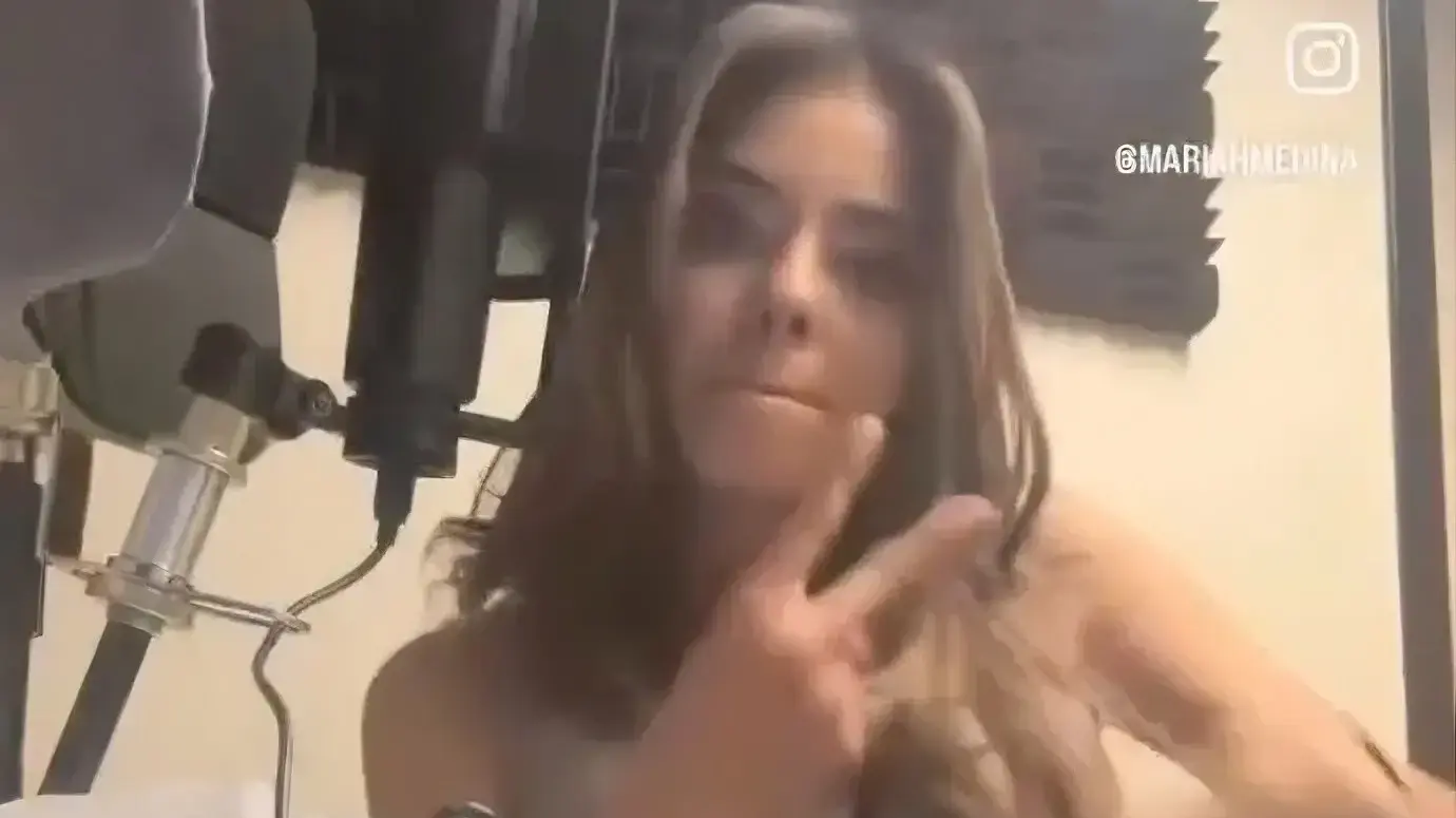 עורכת הדין מדיה מדינה מציגה את השמלה שלבשה