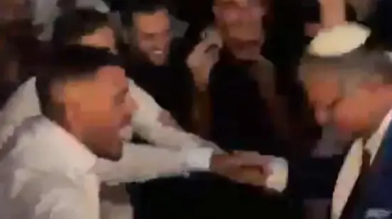שחקן מכבי חיפה איתן אזולאי חוגג בחתונתו עם השר איתמר בן גביר שחקן מכבי חיפה איתן אזולאי חוגג בחתונתו עם השר איתמר בן גביר