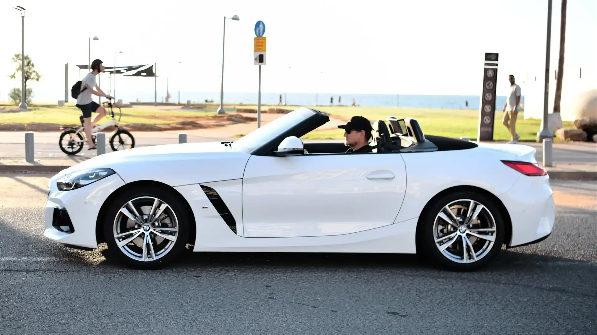 דני קושמרו עם מכונית BMW Z4 רודסטר, 23 בספטמבר 2026