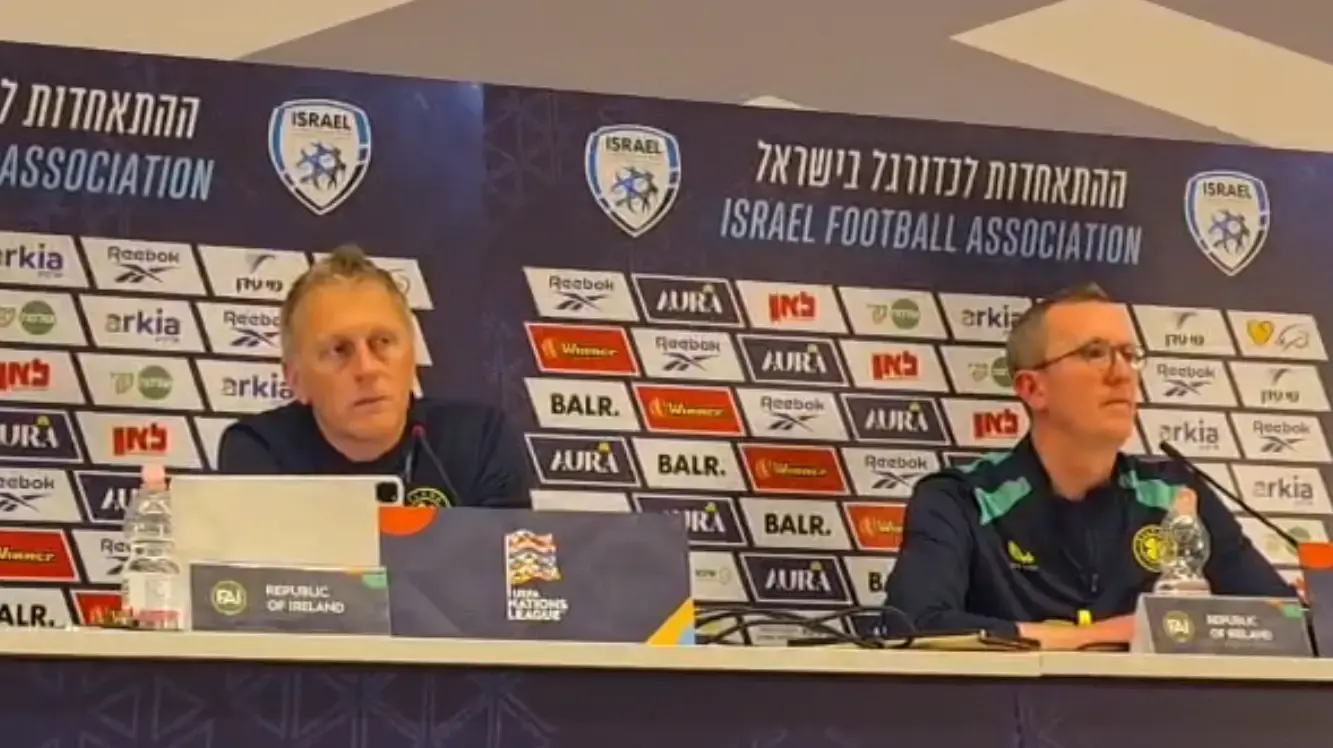 היימיר האלגרימסון מאמן נבחרת אירלנד לצד יו"ר ההתאחדות במסיבת עיתונאים