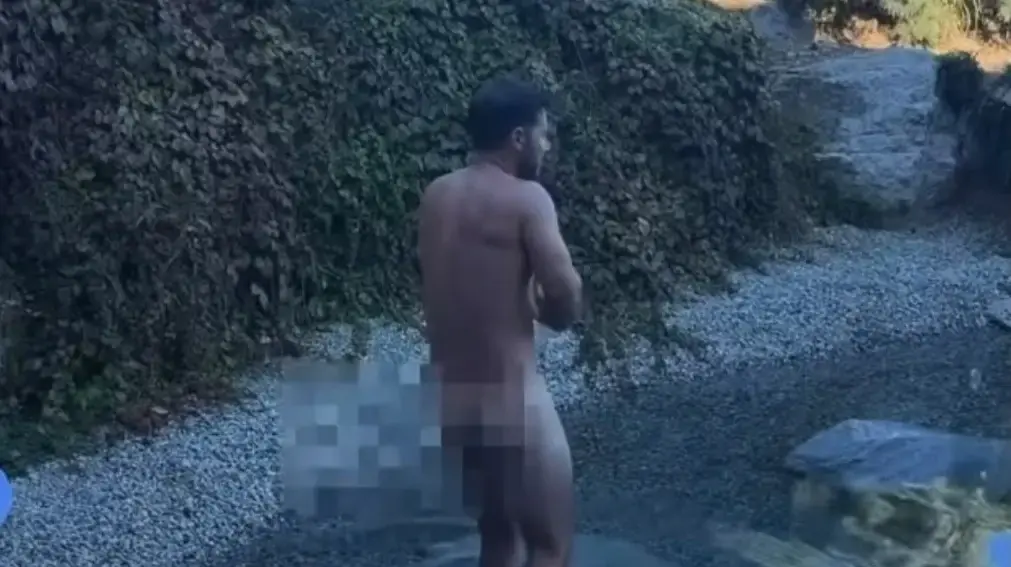 דנה זרמון מתעדת את בעלה בעירום מלא